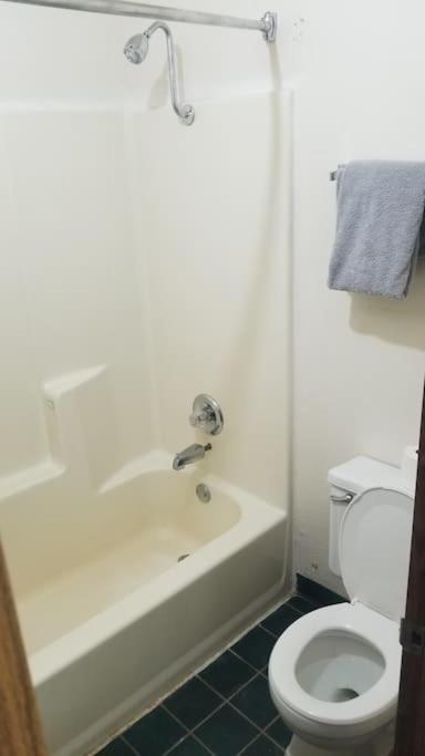 Osu Queen Bed Hotel Room 217 Wi-Fi สติลวอเตอร์ ภายนอก รูปภาพ